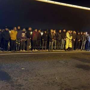 Migranţi găsiţi ascunşi în cutiile de plastic transportate de un vehicul în Franţa