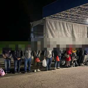 Migranţi găsiţi ascunşi în cutiile de plastic transportate de un vehicul în Franţa