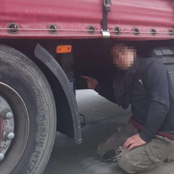 Cetățean afgan, descoperit ascuns pe șasiul unui autocamion