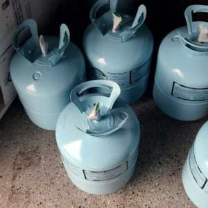 Butelii cu freon descoperite într-un microbuz