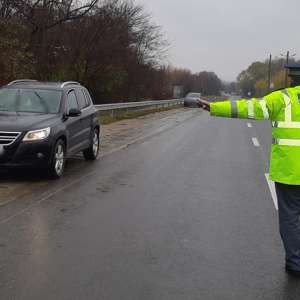 Autoturism radiat din circulaţie şi cu număr fals de înmatriculare, descoperit în trafic
