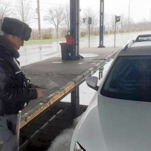 Autoturism radiat din circulaţie şi cu număr fals de înmatriculare, descoperit în trafic de polițiștii de frontieră din P.T.F. Albiţa