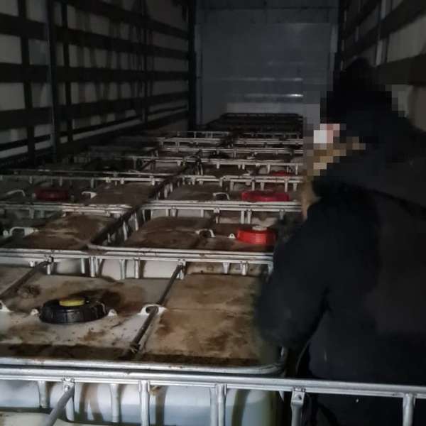 TIR încărcat cu substanțe chimice oprit la Nădlac. 26 de cetăţeni străini depistaţi ascunși