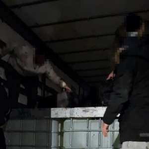 TIR încărcat cu substanțe chimice oprit la Nădlac. 26 de cetăţeni străini depistaţi ascunși