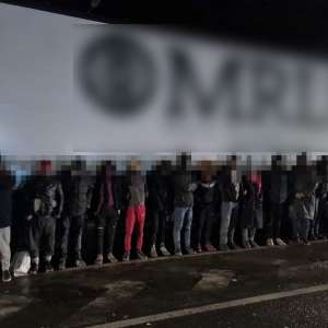 TIR încărcat cu substanțe chimice oprit la Nădlac. 26 de cetăţeni străini depistaţi ascunși