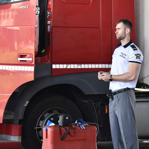 Doi cetățeni sirieni depistați de polițiștii de frontieră giurgiuveni în timp ce încercau să treacă ilegal frontiera