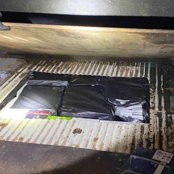 Ţigări ascunse în podeaua unui microbuz, descoperite în PTF Siret