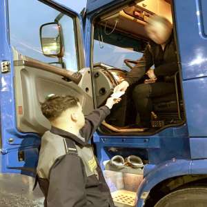 La volan, deşi avea dreptul de a conduce suspendat