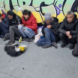 Reținuți pentru infracțiuni de trafic de migranți și dare de mită