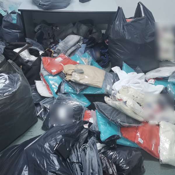 Peste 1.900 de bunuri contrafăcute, estimate la o valoare de peste 400.000 lei, descoperite la PTF Giurgiu