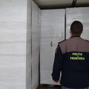 Ţigări de contrabandă, în valoare de 1,4 milioane de euro, depistate într-o remorcă frigorifică