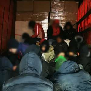 52 de cetățeni străini depistați în două TIR-uri de polițiștii de frontieră arădeni