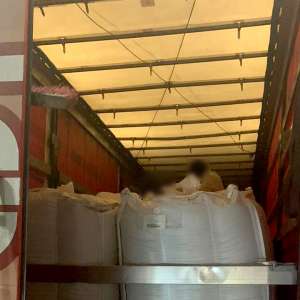 52 de cetățeni străini depistați în două TIR-uri de polițiștii de frontieră arădeni