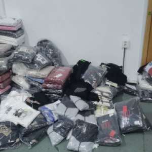 Cantitate considerabilă de bunuri contrafăcute, în valoare de peste 300.000 lei, descoperită de polițiștii de frontieră giurgiuveni