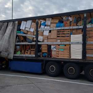 Aproximativ 35 tone de produse second hand, oprite la intrarea în ţară
