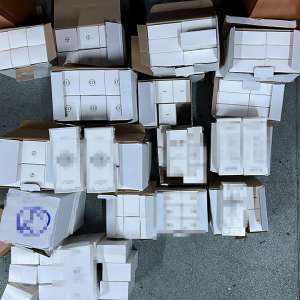 Cantitate considerabilă de bunuri contrafăcute, în valoare de peste 150.000 lei, descoperită de polițiștii de frontieră giurgiuveni