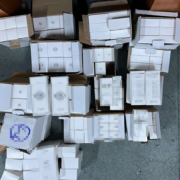 Cantitate considerabilă de bunuri contrafăcute, în valoare de peste 150.000 lei, descoperită de polițiștii de frontieră giurgiuveni