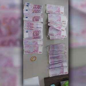 Valută și țigări de contrabandă, nedeclarate și ascunse pe corp și în șosete, descoperite și confiscate la frontieră