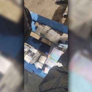 Valută și țigări de contrabandă, nedeclarate și ascunse pe corp și în șosete, descoperite și confiscate la frontieră