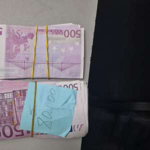 Valută și țigări de contrabandă, nedeclarate și ascunse pe corp și în șosete, descoperite și confiscate la frontieră