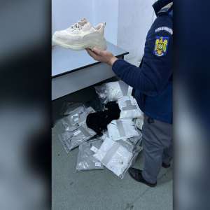 Cantitate considerabilă de bunuri contrafăcute, în valoare de peste 273.000 lei, descoperită de polițiștii de frontieră giurgiuveni