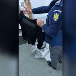Cantitate considerabilă de bunuri contrafăcute, în valoare de peste 273.000 lei, descoperită de polițiștii de frontieră giurgiuveni