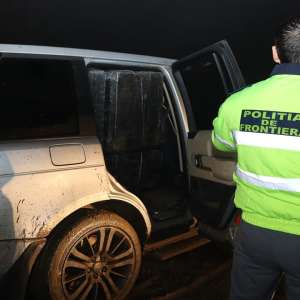 Mașină încărcată cu 13.500 pachete țigări descoperită la frontiera de nord