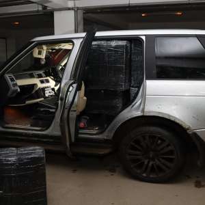 Mașină încărcată cu 13.500 pachete țigări descoperită la frontiera de nord