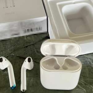 Căști audio, estimate la aproximativ 1 milion de lei dacă ar fi fost originale, depistate într-un container în Portul Constanța