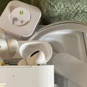 Căști audio, estimate la aproximativ 1 milion de lei dacă ar fi fost originale, depistate într-un container în Portul Constanța