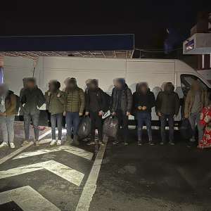 26 de cetățeni străini depistați în două automarfare de polițiștii de frontieră arădeni