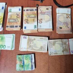 Depistată de polițiștii de frontieră încercând să intre în țară cu bani nedeclarați