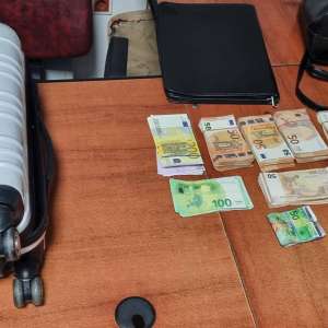 Depistată de polițiștii de frontieră încercând să intre în țară cu bani nedeclarați