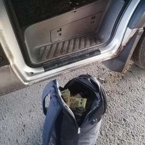Peste 300.000 euro descoperiți ascunși într-o mașină în PTF Halmeu