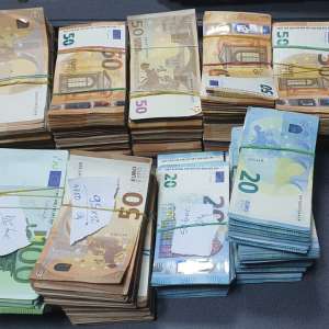 Peste 300.000 euro descoperiți ascunși într-o mașină în PTF Halmeu