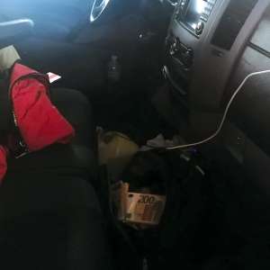 Peste 300.000 euro descoperiți ascunși într-o mașină în PTF Halmeu