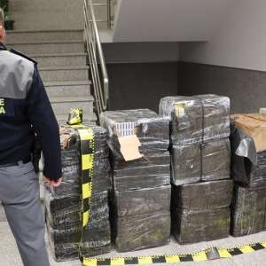 Doi maramureșeni cercetați pentru contrabandă și aproximativ 9.000 de pachete țigări confiscate, la granița Maramureșului