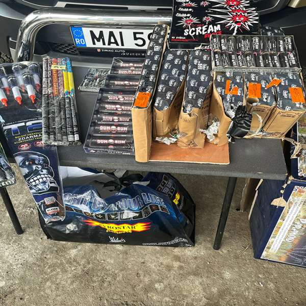 12 cutii cu materiale pirotehnice descoperite la intrarea în ţară