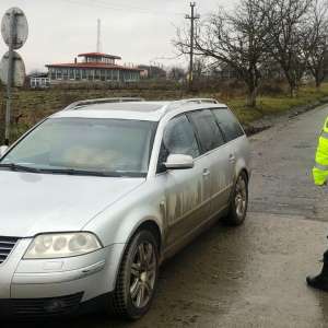 Auto fără drept de circulaţie, oprit din drumul spre Moldova