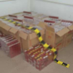 Doi cetățeni români cercetați pentru contrabandă și două autoturisme încărcate cu 14.700 pachete țigări confiscate, la frontiera de nord