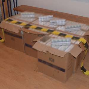 Doi cetățeni români cercetați pentru contrabandă și două autoturisme încărcate cu 14.700 pachete țigări confiscate, la frontiera de nord