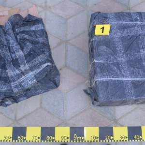 Doi cetățeni români cercetați pentru contrabandă și două autoturisme încărcate cu 14.700 pachete țigări confiscate, la frontiera de nord