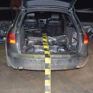 Doi cetățeni români cercetați pentru contrabandă și două autoturisme încărcate cu 14.700 pachete țigări confiscate, la frontiera de nord