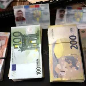 Percheziţii domiciliare într-un dosar de trafic de migranţi