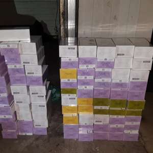 Peste 1.000 pachete cu țigări descoperite ascunse în două mașini