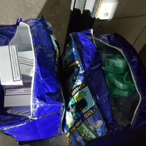 Peste 1.000 pachete cu țigări descoperite ascunse în două mașini