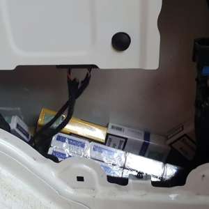 Țigări ascunse în aripa unei mașini