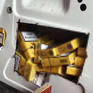 Țigări ascunse în aripa unei mașini