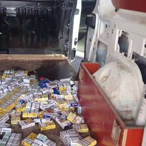 Țigări ascunse în aripa unei mașini