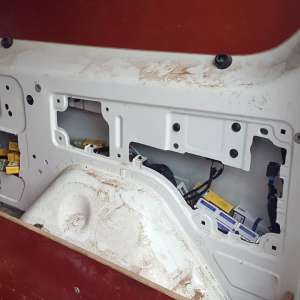 Țigări ascunse în aripa unei mașini